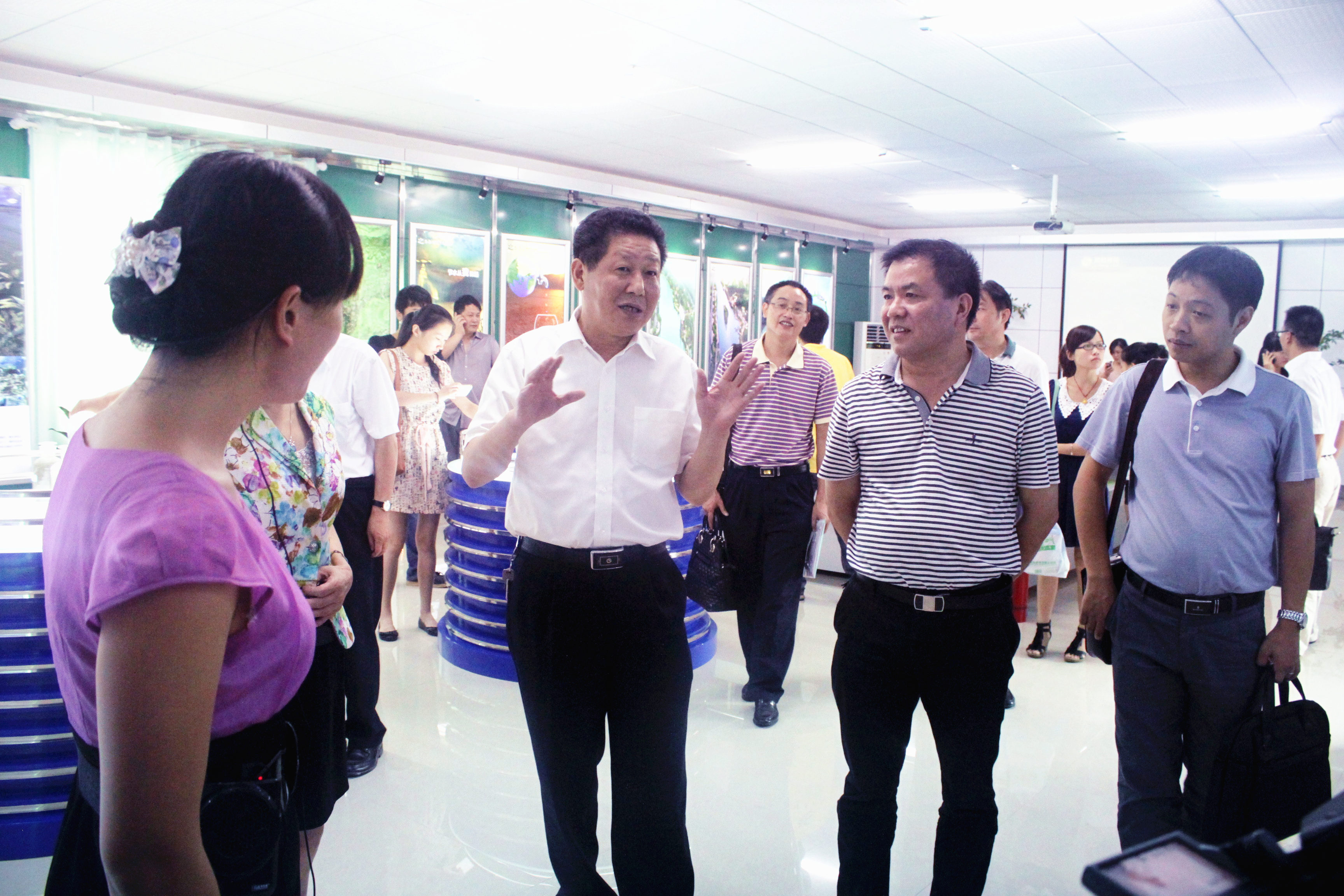 2012年8月，省委宣傳部紀檢組長肖君華在時任市委常委，宣傳部部長錢德喜的帶領下蒞臨公司視察.JPG