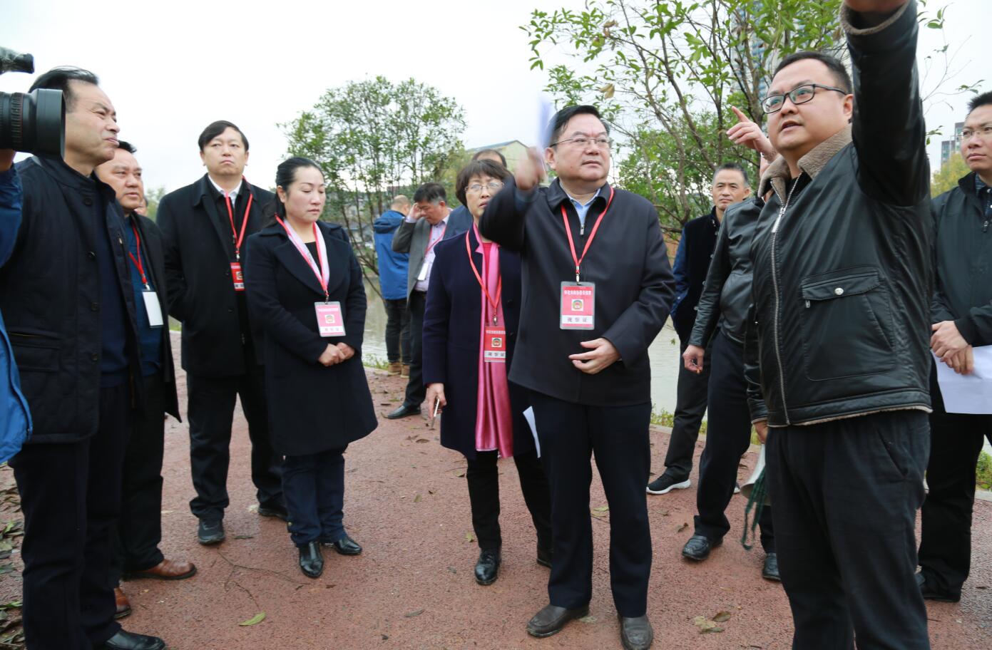 2018年11月，市政協主席李軍察看污水處理管網.JPG